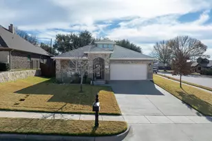 923 White Marlin Dr, Burleson, TX 76028 - Photo 2