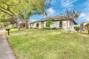 9511 Robin Meadow Dr, Dallas, TX 75243 - Photo 2