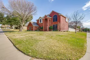 435 Arbor Lawn Dr, Burleson, TX 76028 - Photo 2