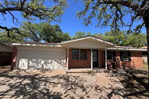 900 NW 11th St, Mineral Wells, TX 76067 - Photo 1