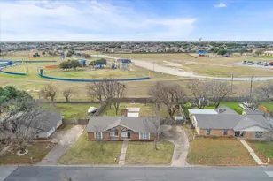 425 Lindenwood Ln W, Hewitt, TX 76643 - Photo 2