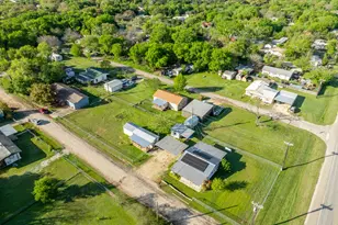 183 Grand Prairie Dr, Whitney, TX 76692 - Photo 4