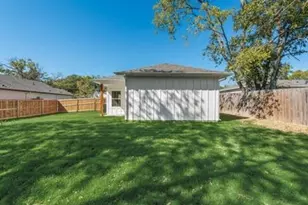 202 Pine St, Bonham, TX 75418 - Photo 18