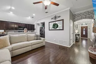 335 Coral Vine Ln, Burleson, TX 76028 - Photo 4