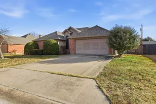 921 Calder St, Howe, TX 75459 - Photo 2