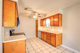 2717 Lucas Dr, Arlington, TX 76015 - Photo 10