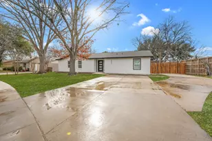 2000 Knollwood Ln, Carrollton, TX 75006 - Photo 2