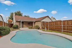 3836 O B Crowe Dr, Dallas, TX 75227 - Photo 2