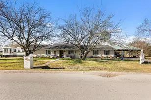 210 S Booth St, Mart, TX 76664 - Photo 2