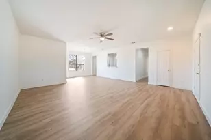 908 W Wintergreen Rd, Lancaster, TX 75134 - Photo 10