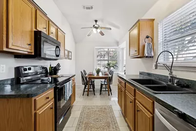 906 Park Row Circle, McKinney, TX 75072 - Photo 10