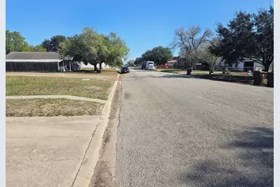 630 E B Avenue, Kingsville, TX 78363 - Photo 4