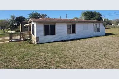 630 E B Avenue, Kingsville, TX 78363 - Photo 2