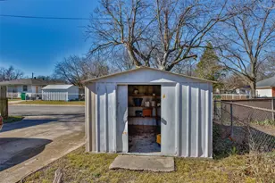 405 Meadow Dr, Gainesville, TX 76240 - Photo 38