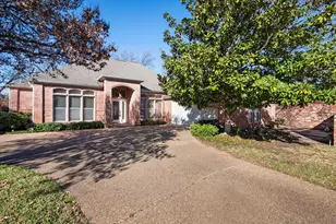 1014 Village Green Ct, Arlington, TX 76012 - Photo 2
