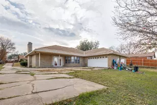 2206 Greenbriar Ct, Grand Prairie, TX 75050 - Photo 24