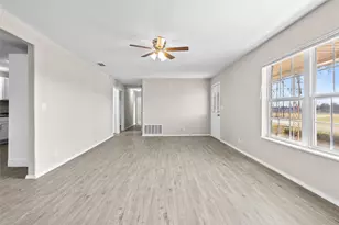 109 E Williams St, Bowie, TX 76230 - Photo 4