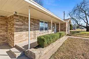 109 E Williams St, Bowie, TX 76230 - Photo 2