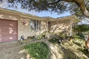 707 Cozby St N, Benbrook, TX 76126 - Photo 2