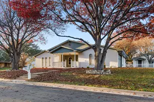 100 Linden Ln, Hewitt, TX 76643 - Photo 2