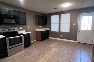 512 Magdalen Ave, Crowley, TX 76036 - Photo 2