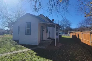 910 Baird St, Cleburne, TX 76033 - Photo 8