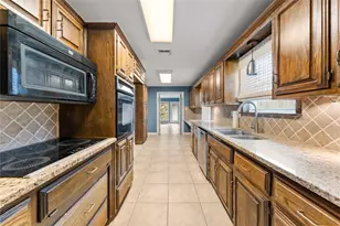 740 Wedgewood Dr, Woodway, TX 76712 - Photo 8