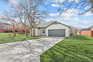 217 Shady Oaks Dr, Runaway Bay, TX 76426 - Photo 2