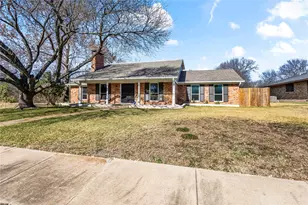 933 Waynelee Dr, Lancaster, TX 75146 - Photo 2