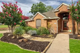 7613 Woodhaven Dr, North Richland Hills, TX 76182 - Photo 1