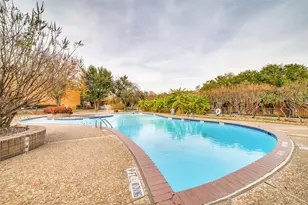 570 E Avenue J, Grand Prairie, TX 75050 - Photo 18