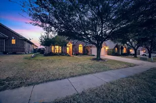 829 Greenwood Dr, Burleson, TX 76028 - Photo 4
