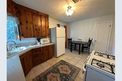 501 N Travis Street, Granbury, TX 76048 - Photo 2