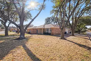 1860 Larkspur Dr, Arlington, TX 76013 - Photo 2