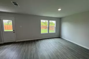 541 Tall Meadow Dr, Cleburne, TX 76031 - Photo 4