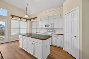 5819 Chatsworth Ct, Arlington, TX 76018 - Photo 8