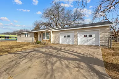 101 E Williams Street, Bowie, TX 76230 - Photo 2