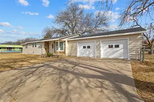 101 E Williams St, Bowie, TX 76230 - Photo 2