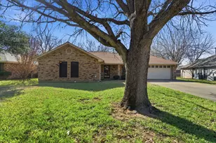210 Maple Ln, Stephenville, TX 76401 - Photo 2