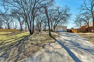 1404 Brush St, Bridgeport, TX 76426 - Photo 2