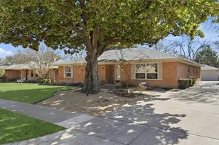 6256 Saratoga Cir, Dallas, TX 75214 - Photo 2