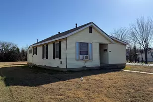 636 S Center St, Grand Prairie, TX 75051 - Photo 4