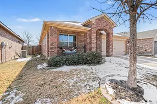 605 River Rock Dr, Azle, TX 76020 - Photo 2