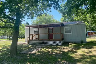 506 S Austin St, Wolfe City, TX 75496 - Photo 2