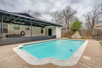 422 W Wilson Street, Cleburne, TX 76033 - Photo 2