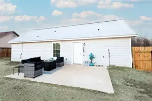 212 E Clay St, Bowie, TX 76230 - Photo 22