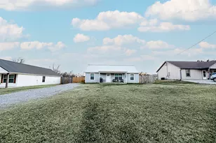 212 E Clay St, Bowie, TX 76230 - Photo 4