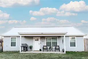 212 E Clay St, Bowie, TX 76230 - Photo 1