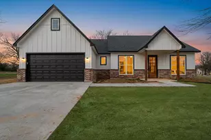 535 E Fairview St, Blossom, TX 75416 - Photo 1