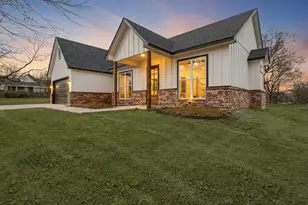 535 E Fairview St, Blossom, TX 75416 - Photo 2